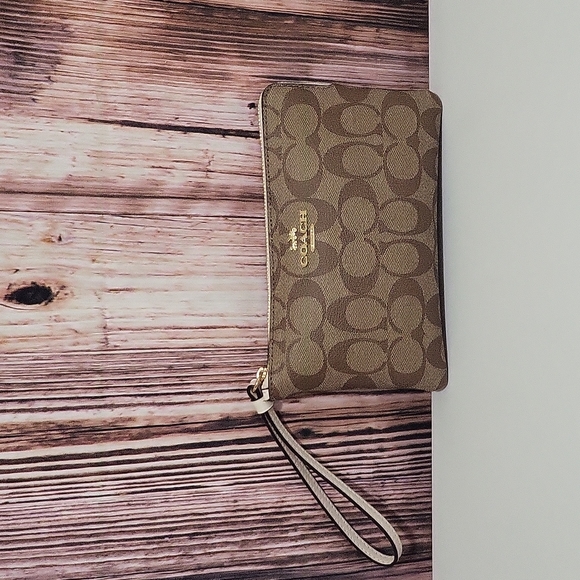 Coach Handbags - Coach Women's Corner Zip Wristle In Canvas Leather ( Like New)